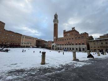 Straordinaria nevicata a Siena la citta del Palio si risveglia imbiancata