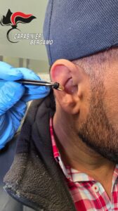 Tentano di superare l’esame della patente con dispositivi elettronici denunciati due candidati