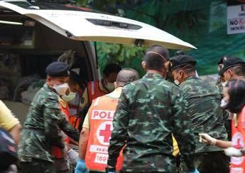Thailandia gru crolla e si schianta su un treno 22 morti