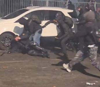 Torino chi e lagente aggredito nel corteo per Askatasuna Torino chi e lagente aggredito nel corteo per Askatasuna