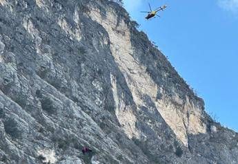 Trentino base jumper precipita e muore lungo la parete di cima Capi
