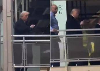 Trump risponde al contestatore insulto e dito medio