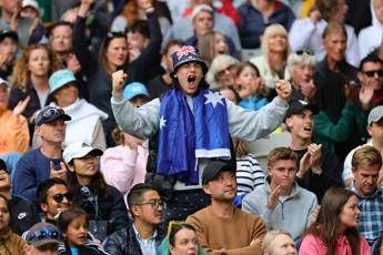 Urlano cantano e vengono ammoniti dallarbitro tifosi molesti e ubriachi agli Australian Open