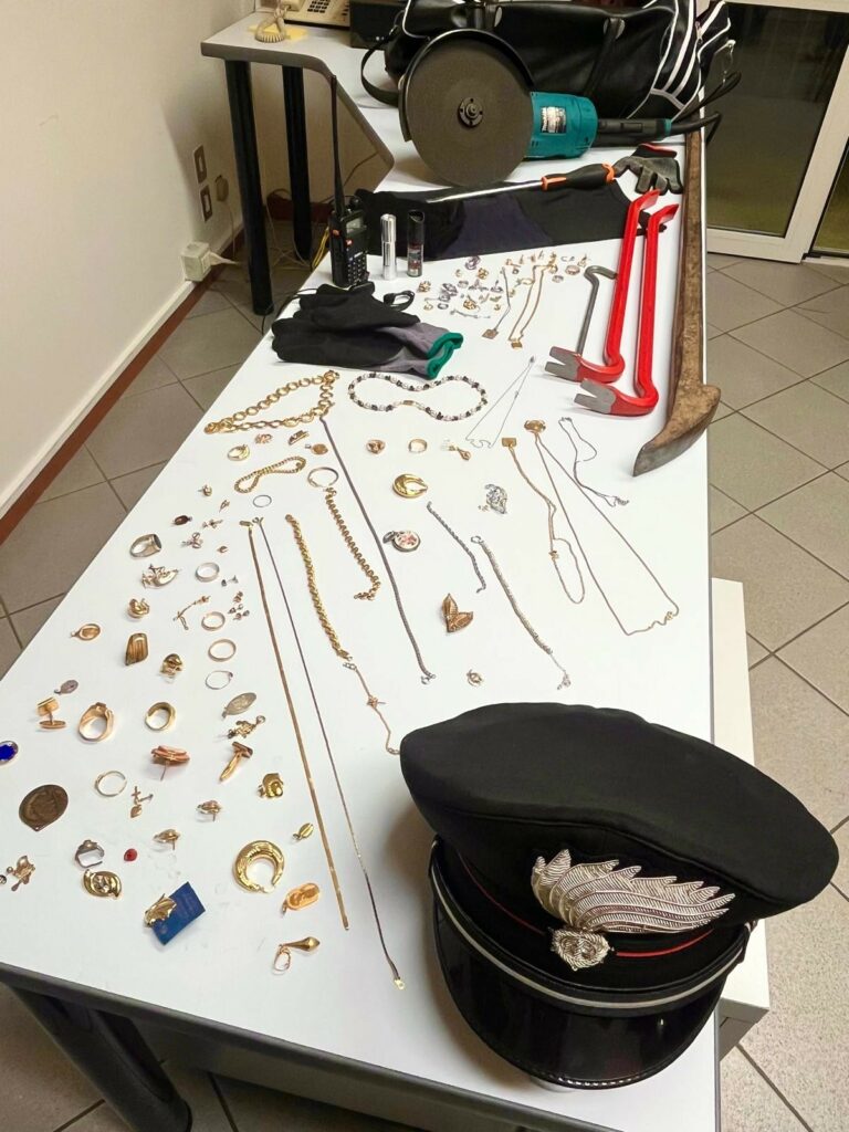 Val Brembana, inseguimento sulla SS470 arrestato a Zogno un ladro, recuperata refurtiva in oro. Caccia al complice
