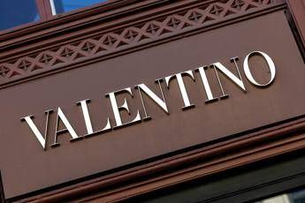 Valentino quel rosso simbolo di eleganza che racchiude la storia della maison