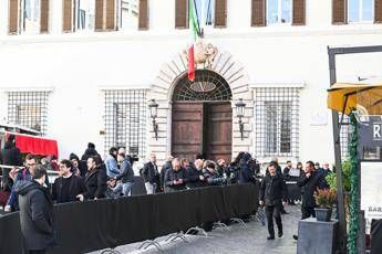 Valentino secondo giorno di camera ardente in attesa dei funerali