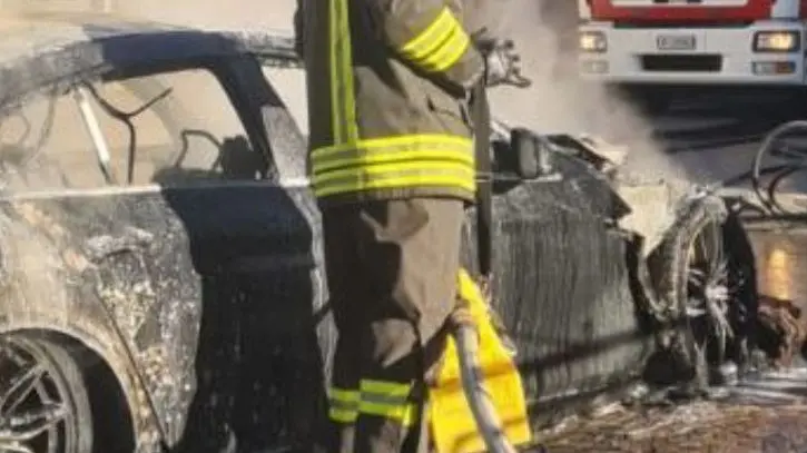 l auto a fuoco a vezza