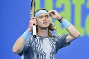 Alcaraz perde tempo Rublev si lamenta e litiga con larbitro a Doha Alcaraz perde tempo Rublev si lamenta e litiga con larbitro a Doha