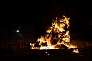 Arrivederci Zeneru migliaia ad Ardesio per cacciare linverno Arrivederci Zenerù migliaia ad Ardesio per cacciare l’inverno