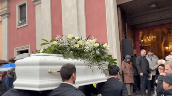 Asti e il giorno del funerale di Zoe Trinchero bara bianca coperta di rose Asti e il giorno del funerale di Zoe Trinchero bara bianca coperta di rose