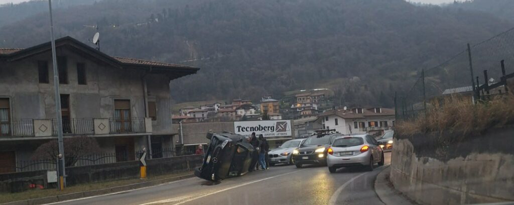 Auto si ribalta alla rotonda vicino al Paganessi Auto traffico in tilt