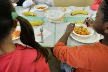 Bimbi a tavola studio Mangiare senza aiuto favorisce sviluppo linguaggio Bimbi a tavola studio Mangiare senza aiuto favorisce sviluppo linguaggio