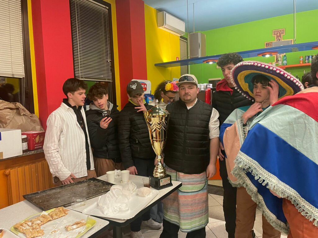 Clusone in festa per la 72ª edizione del Carnevale: centro storico gremito, trionfa il carro delle Fiorine