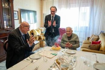 Crosetto e il caffe con il papa di Bonelli Ex combattente di 102 anni che ha fatto la storia dItalia Crosetto e il caffe con il papa di Bonelli Ex combattente di 102 anni che ha fatto la storia dItalia