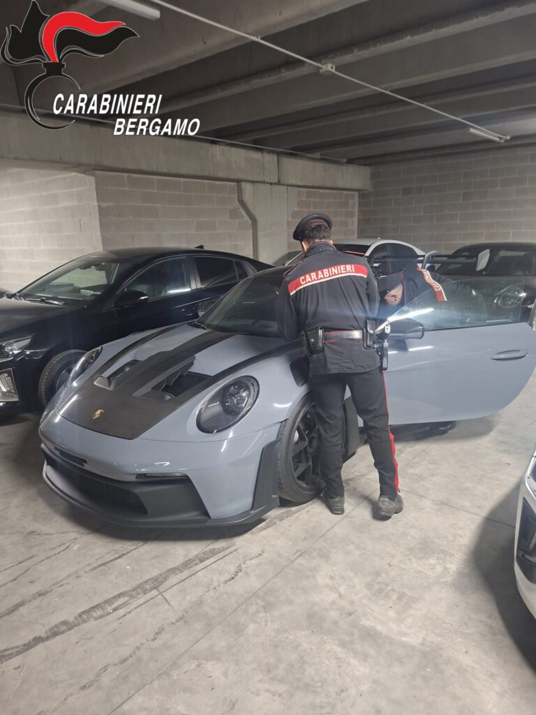 Curno, maxi sequestro di auto di lusso 20 vetture nascoste in un garage