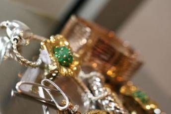 Da gioielli famiglia a posate nonna e corsa ai compro oro