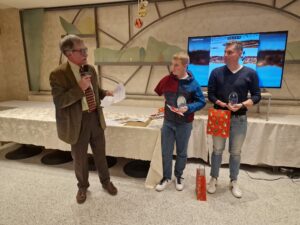 Da sx i due tedofori Angelo Martinoli e Federico Cotti con latleta Cristian Toninelli Tre tedofori della Polisportiva Disabili Valcamonica porteranno la fiaccola da Milano a Verona in occasione delle Paralimpiadi