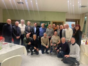 Foto di gruppo con Giuseppe Romele e la Coppa del Mondo I soci del Panathlon Club Vallecamonica riconfermano Ottavio Bonino come Presidente; ospite d’eccezione Giuseppe Romele e la Coppa del Mondo
