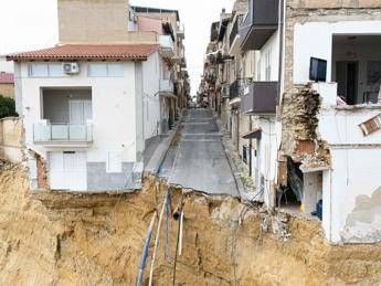 Frana a Niscemi crolla anche la croce simbolo di speranza per il paese