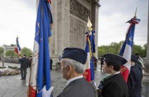 Francia polizia spara a uomo armato di coltello allArc de Triomphe Francia polizia spara a uomo armato di coltello allArc de Triomphe
