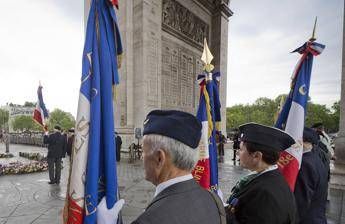 Francia polizia spara a uomo armato di coltello allArc de Triomphe Francia polizia spara a uomo armato di coltello allArc de Triomphe