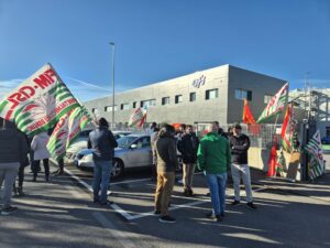 Grande partecipazione al presidio, i lavoratori contestano le scelte di Reggiani