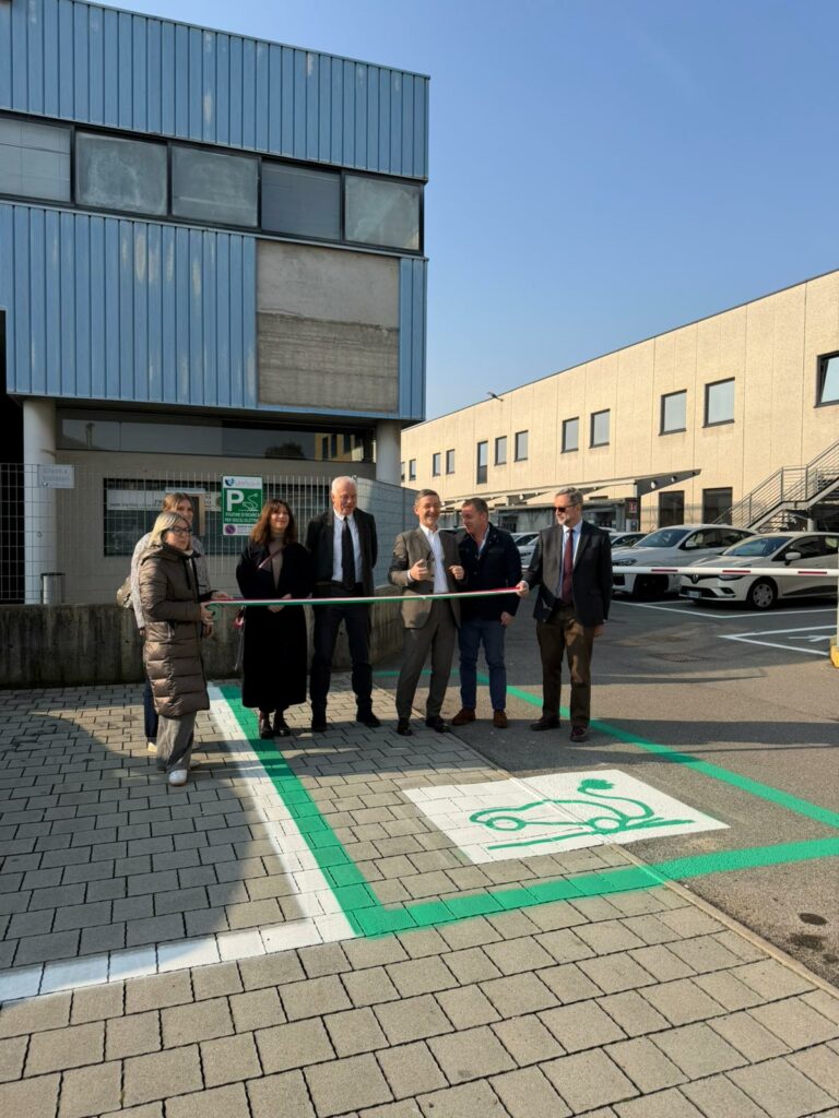 Inaugurata a Bergamo la nuova stazione di ricarica gratuita per auto elettriche di Uniacque