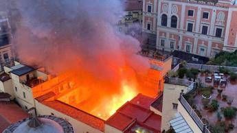 Incendio allalba di oggi a Napoli in fiamme il Teatro Sannazaro Incendio allalba di oggi a Napoli in fiamme il Teatro Sannazaro