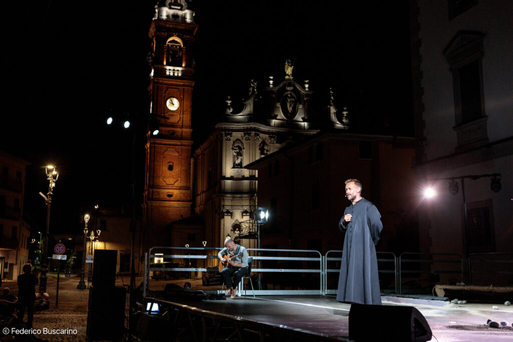 “Là dove finisce il buio” a Endine Gaiano lo spettacolo su don Bepo Vavassori e don Antonio Seghezzi