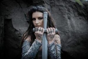 Laura Pausini nel nuovo album duetti con Annalisa e la voce di Lucio Dalla Laura Pausini nel nuovo album duetti con Annalisa e la voce di Lucio Dalla