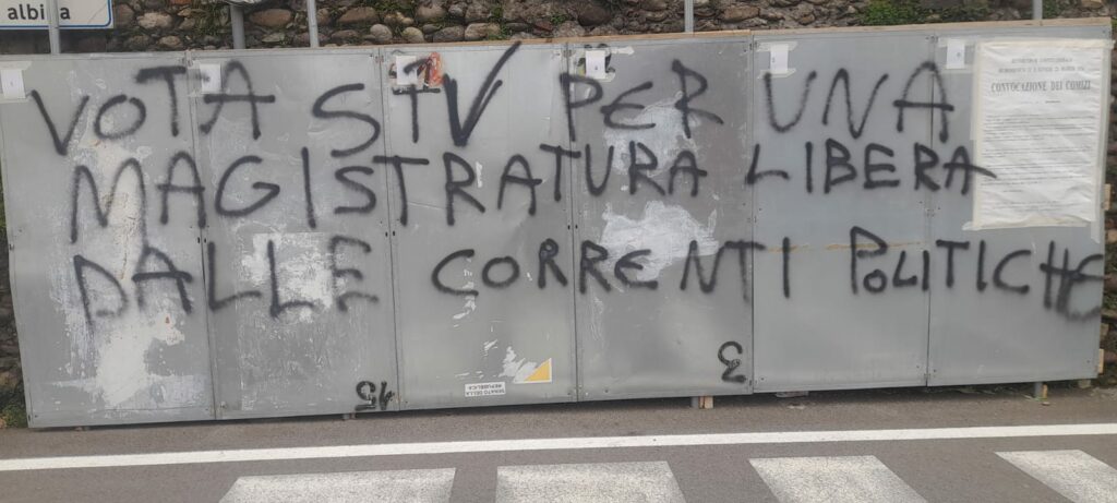 Manifesti per il “No” strappati e scritte vandaliche Giudici (PD) denuncia un atto grave