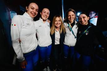 Meloni show a Milano Cortina tifa applaude e Fontana le promette una tutina Meloni show a Milano Cortina tifa applaude e Fontana le promette una tutina