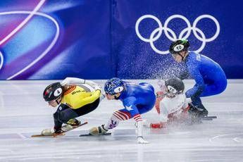 Milano Cortina incidente durante gara Fontana Sellier tagliata da lama sul volto. Cose successo Milano Cortina incidente durante gara Fontana Sellier tagliata da lama sul volto. Cose successo