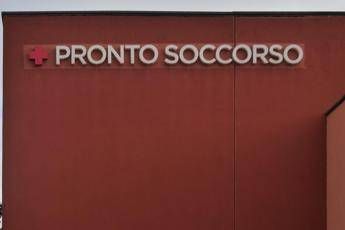 Milano vola giu dalla finestra a scuola durante ricreazione ferita 11enne Milano vola giu dalla finestra a scuola durante ricreazione ferita 11enne