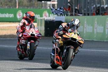 MotoGp in Thailandia trionfa Acosta vince gara Sprint davanti a Marc Marquez