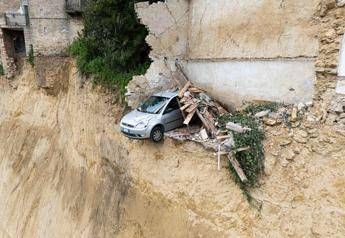 Niscemi auto in bilico precipita nel burrone era il simbolo della frana