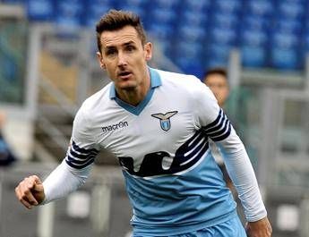 Quando il calciatore aiuta larbitro i due precedenti di Miroslav Klose lanti Bastoni Quando il calciatore aiuta larbitro i due precedenti di Miroslav Klose lanti Bastoni