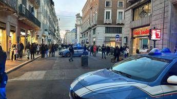 Roma allarme per valigia abbandonata in via del Corso Roma allarme per valigia abbandonata in via del Corso