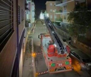 Roma cadono calcinacci dal cornicione di un palazzo al Fleming intervengono i vigili del fuoco