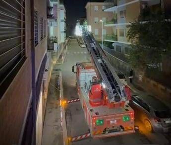 Roma cadono calcinacci dal cornicione di un palazzo al Fleming intervengono i vigili del fuoco Roma cadono calcinacci dal cornicione di un palazzo al Fleming intervengono i vigili del fuoco
