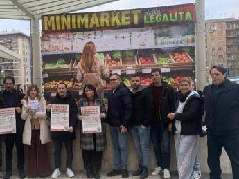 Roma protesta anti mini market e Torpigna apre quello della legalita