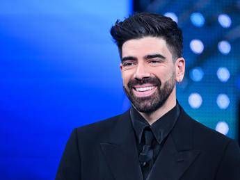 Sanremo 2026 Gianluca Gazzoli chi e sul palco con le Nuove Proposte Sanremo 2026 Gianluca Gazzoli chi e sul palco con le Nuove Proposte