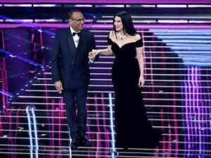 Sanremo 2026 Laura Pausini inciampa sulle parole lo sfotto di Can Yaman Sanremo 2026 Laura Pausini inciampa sulle parole lo sfotto di Can Yaman