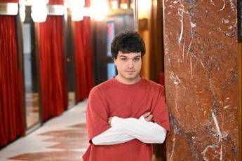 Sanremo 2026 Leo Gassmann chi e gli esordi il vero cognome il gesto eroico Sanremo 2026 Leo Gassmann chi e gli esordi il vero cognome il gesto eroico