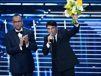 Sanremo 2026 Sal Da Vinci dalla standing ovation alle lacrime sul palco Sanremo 2026 Sal Da Vinci dalla standing ovation alle lacrime sul palco