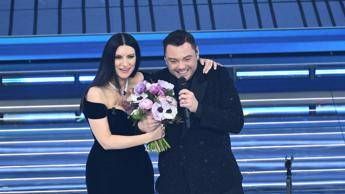 Sanremo Tiziano Ferro a Laura Pausini Il prossimo anno io e te insieme Sanremo Tiziano Ferro a Laura Pausini Il prossimo anno io e te insieme