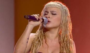Sanremo emozione per lomaggio ad Ornella Vanoni la nipote canta Eternita Sanremo emozione per lomaggio ad Ornella Vanoni la nipote canta Eternita