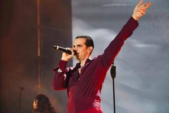 Sanremo outfit co conduttori Per Sisal Lauro rompe schemi Yaman Lillo e Conti col papillon