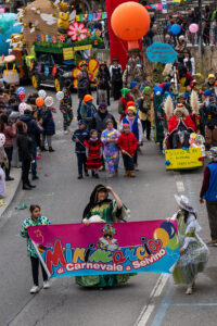 Selvino si colora per il Carnevale Ambrosiano torna la Minimarcia tra maschere artisti di strada e laboratori Selvino si colora per il Carnevale Ambrosiano torna la Minimarcia tra maschere, artisti di strada e laboratori