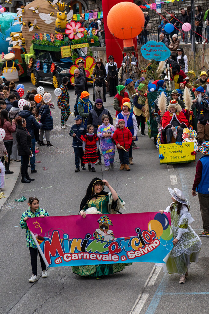 Selvino si colora per il Carnevale Ambrosiano torna la Minimarcia tra maschere, artisti di strada e laboratori